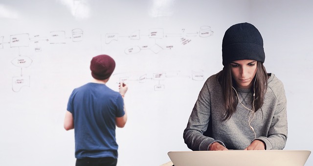 equipo planificando un proyecto con post-its y laptop, enfoque productividad